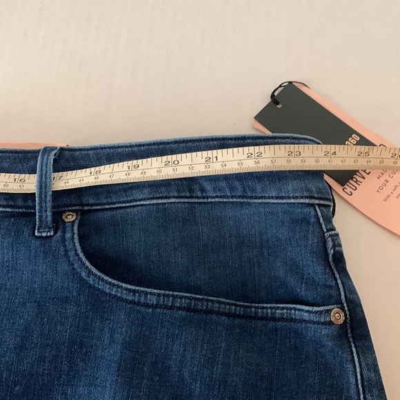 NYDJ  Denim Shorts, pre-washed, cotton and spandex, size 26 - Picture 6 of 9